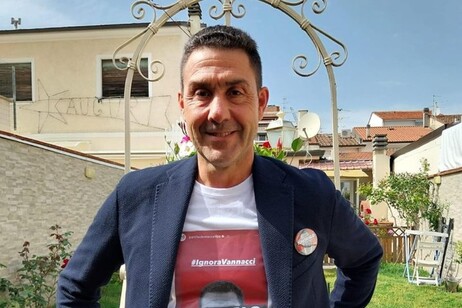 Vannacci replica al Pd, indossa t-shirt con il diktat 'ignoralo'